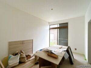 【リフォーム中／１階西側洋室】（9/6撮影）フローリング張り、クロス貼替え、建具交換、照明交換を行います。