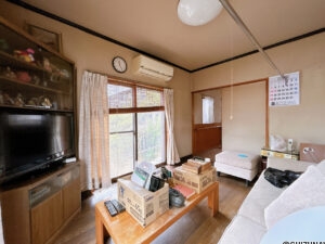 【リフォーム前／１階西側洋室】フローリング張り、クロス貼替え、建具交換、照明交換を行います。