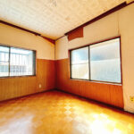 【リフォーム中/2階約6帖洋室（3/8撮影）】2階東側の居室です。床はフローリング、壁と天井はクロスで仕上げ、新しい照明も設置されます。収納スペースには枕棚とハンガーパイプを設置予定で、洋服やカバンなどの収納に利用できます。