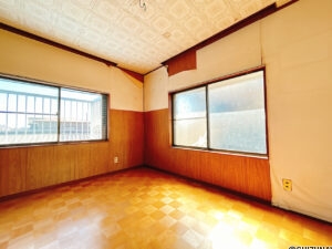 【リフォーム中/2階約6帖洋室（3/8撮影）】2階東側の居室です。床はフローリング、壁と天井はクロスで仕上げ、新しい照明も設置されます。収納スペースには枕棚とハンガーパイプを設置予定で、洋服やカバンなどの収納に利用できます。