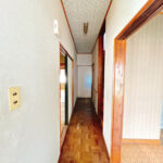 【リフォーム中/1階廊下（3/8撮影）】床はフローリング、壁と天井はクロスで仕上げます。