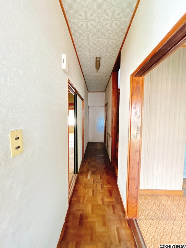 【リフォーム中/1階廊下（3/8撮影）】床はフローリング、壁と天井はクロスで仕上げます。