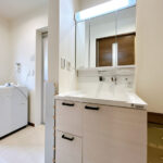 【洗面化粧台】令和４年２月に新品交換済みです。クリーニングを行います。三面鏡になっています。