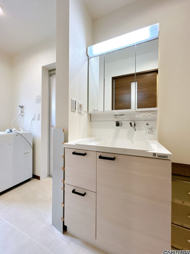 【洗面化粧台】令和４年２月に新品交換済みです。クリーニングを行います。三面鏡になっています。