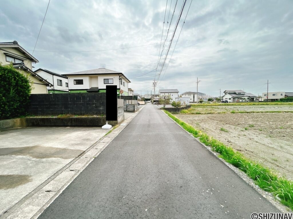 【前面道路】前面道路は車通りも少ないため、落ち着いて駐車が可能です。お子様の飛び出し等にも比較的安心できる住環境です。