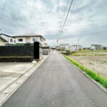【前面道路】前面道路は車通りも少ないため、落ち着いて駐車が可能です。お子様の飛び出し等にも比較的安心できる住環境です。