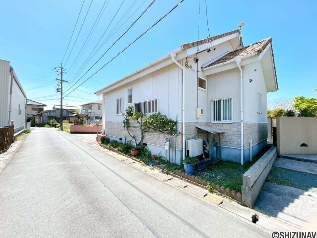 【前面道路】車通りが少ないため、駐車の際も落ち着いて車の出し入れができます。運転が苦手な方も安心ですね。
