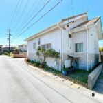 【前面道路】車通りが少ないため、駐車の際も落ち着いて車の出し入れができます。運転が苦手な方も安心ですね。