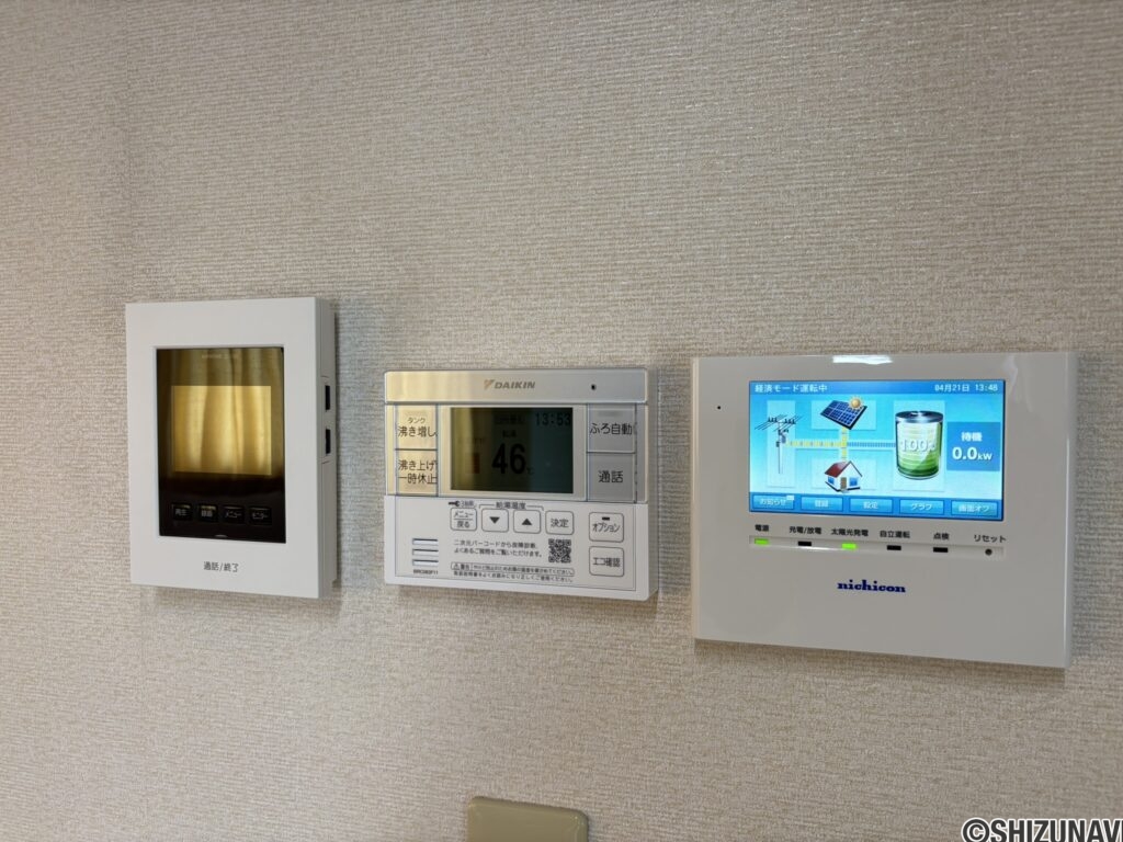 キッチン横　TVドアホン　給湯器リモコン　ソーラーシステムモニター