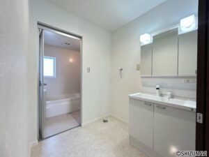 【リフォーム済/洗面化粧台】洗面化粧台はハウステック製の新品に交換しました。三面鏡の裏側はすべて収納になっています。洗面ボウルは底が平らなので、つけ置き洗いなどの家事でも活躍します。
