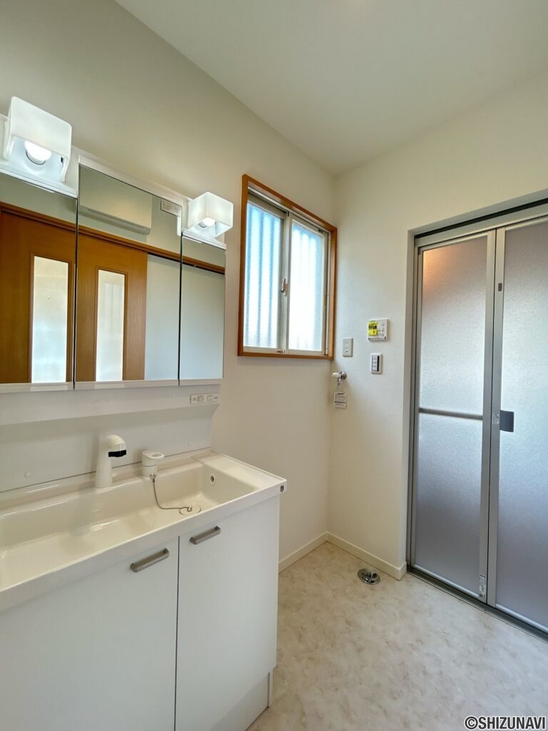 【リフォーム済／洗面化粧台】洗面化粧台はハウステック製の新品に交換しました。三面鏡の裏側はすべて収納になっています。洗面ボウルは底が平らなので、つけ置き洗いなどの家事でも活躍します。
