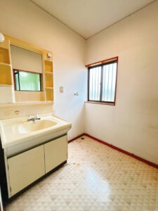 【リフォーム前/洗面所】洗面化粧台はハウステック製の新品に交換します。