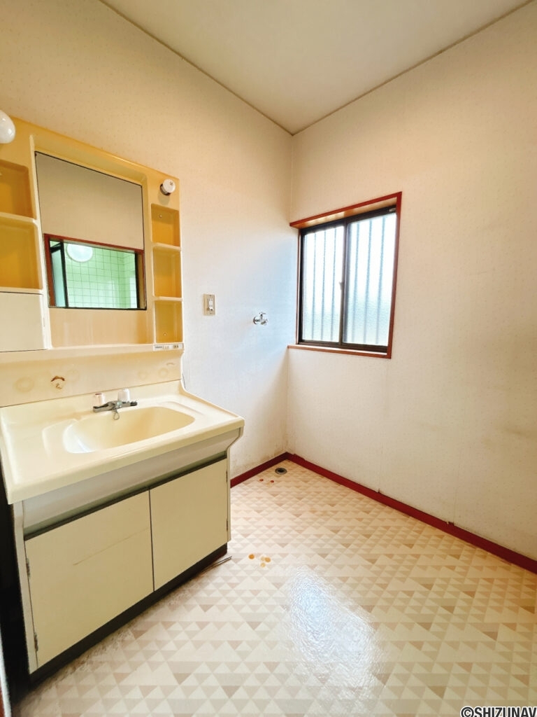 【リフォーム前/洗面所】洗面化粧台はハウステック製の新品に交換します。