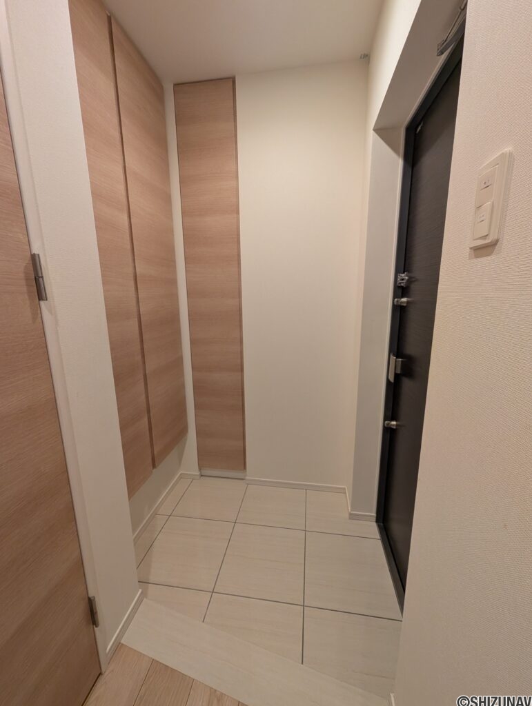 玄関　収納スペース多めです。