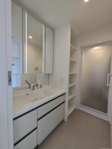 洗面所　収納スペース多くあります。