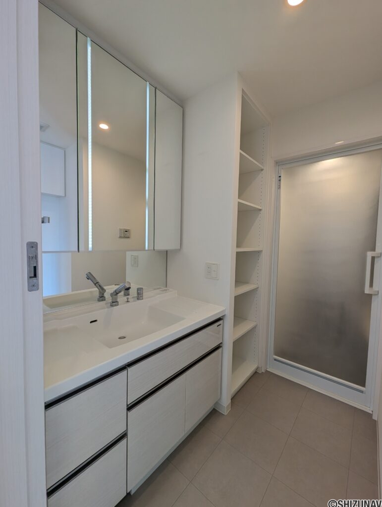 洗面所　収納スペース多くあります。