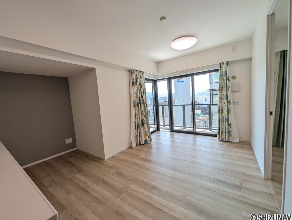 リビング　開口部が広く明るいです。