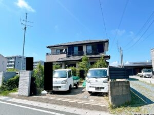 【リフォーム前/外観】別角度です。外壁塗装を行います。綺麗な外観で気持ちよく新生活をスタートできるとともに、購入後のメンテナンス費用も抑えられます。