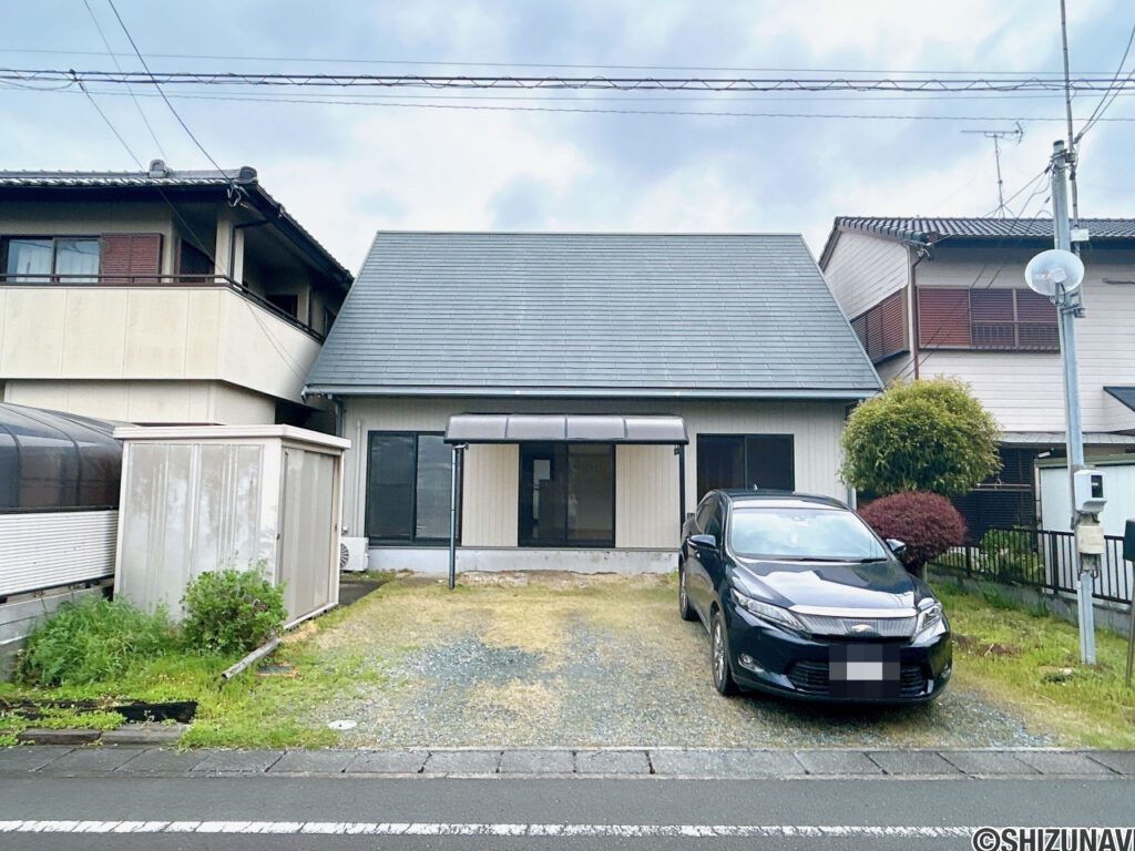 【駐車場】車種によりますが並列２～3台駐車可能です。