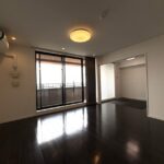 リビング別角度です。洋間とつながっており、一つの部屋のようにもできます。