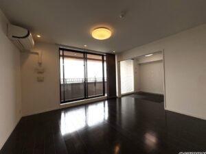 リビング別角度です。洋間とつながっており、一つの部屋のようにもできます。