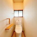 【リフォーム前/1階トイレ】便器・便座は新品交換いたします。タオルリング・ペーパーホルダーも合わせて交換いたします。