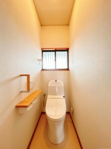 【リフォーム前/1階トイレ】便器・便座は新品交換いたします。タオルリング・ペーパーホルダーも合わせて交換いたします。