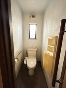【リフォーム前/1階トイレ】毎日使用するトイレは洗浄便座付きトイレに新品交換予定。クロスやフロアの張替を一緒にすることで清潔感のある空間に。直接肌に触れる部分は新品がいいですね。