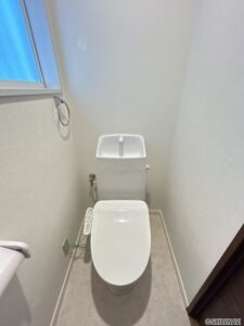 【リフォーム済/1Fトイレ】毎日使用するトイレは洗浄便座付きトイレに新品交換しました。クロスやフロアの張替を一緒にすることで清潔感のある空間に。直接肌に触れる部分は新品がいいですね。