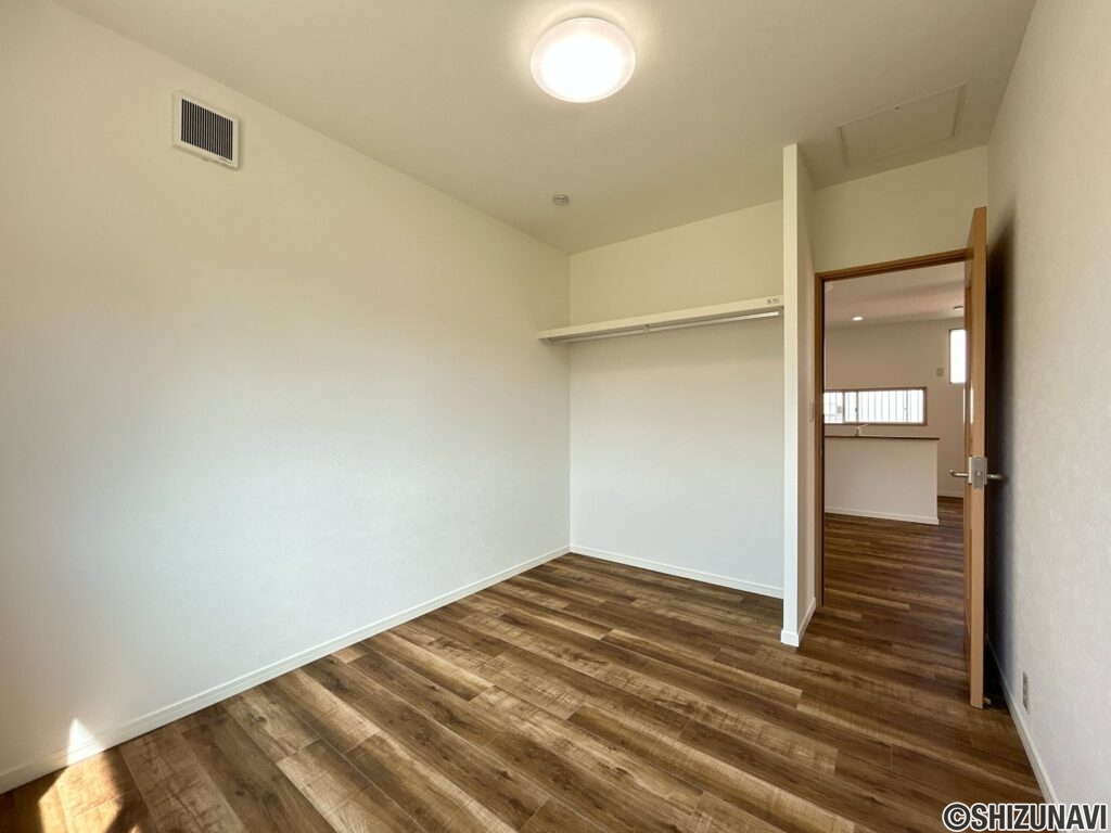 【リフォーム済/南側洋室6帖】フロアタイル重張り、クロス張替、照明器具交換を行いました。二面に窓があり、通風、採光ともに良好です。