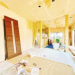 【リフォーム中/リビング別角度】（7/25撮影）フローリング上張り、建具交換、クロス張替、照明交換を行います。3つの窓があり、日当たり風通しの良いリビングです。