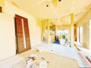 【リフォーム中/リビング別角度】（7/25撮影）フローリング上張り、建具交換、クロス張替、照明交換を行います。3つの窓があり、日当たり風通しの良いリビングです。