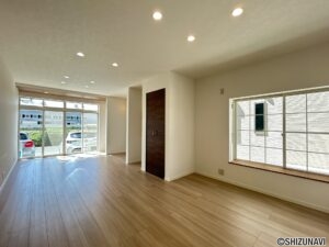 【リフォーム済/リビング】フローリングの上張り、クロス張替、建具交換、照明交換を行いました。約21帖の広々としたLDKで、ご家族がゆったりとくつろげる空間へと生まれ変わりました。