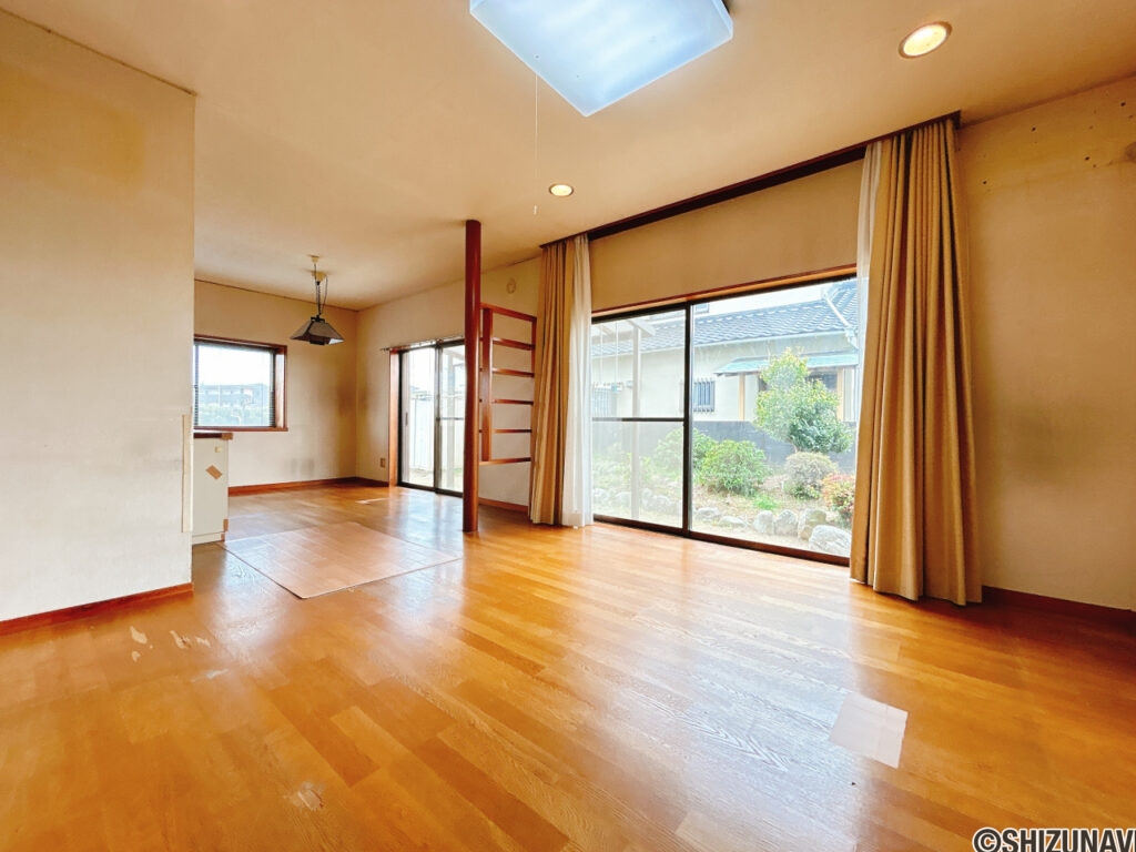 【リフォーム前/リビング別角度】3つの窓があり、日当たり風通しの良いリビングです。