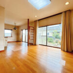 【リフォーム前/リビング別角度】3つの窓があり、日当たり風通しの良いリビングです。