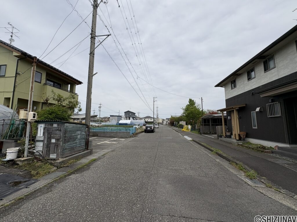 前面道路　幅が広いので陽当たりも良好です♪