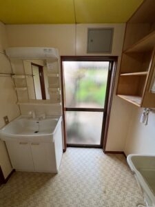 1階玄関横洗面室