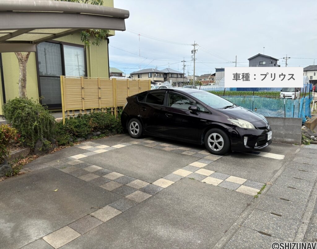駐車場は2～3台の並列が可能です♪
