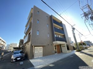 正面入り口と来客用駐車場