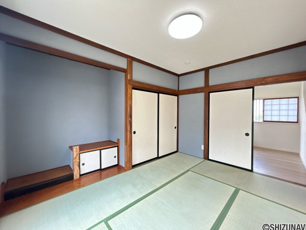 【リフォーム済/1階和室6帖】畳の表替、ふすまの張替を行いました。いぐさの香りがする安らぎの空間となります。客間としてのご利用もおすすめです。