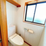 【リフォーム前/2階トイレ】便器・便座は新品交換いたします。タオルリング・ペーパーホルダーも合わせて交換いたします。