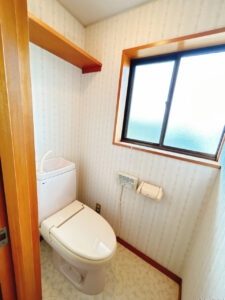 【リフォーム前/2階トイレ】便器・便座は新品交換いたします。タオルリング・ペーパーホルダーも合わせて交換いたします。