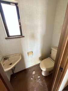 【リフォーム前/2階トイレ】トイレの新品交換を行い、クッションフロアの張替え、クロス張替え、照明交換を行います。2階にもトイレがあるのは嬉しいポイントですね。