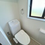【リフォーム済/2階トイレ】2階にもトイレがあるのは嬉しいポイントですね。新品交換済みです。