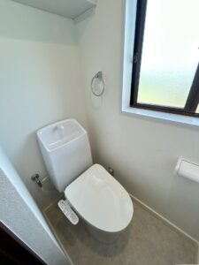 【リフォーム済/2階トイレ】2階にもトイレがあるのは嬉しいポイントですね。新品交換済みです。