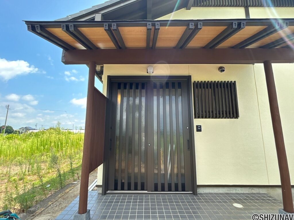 【リフォーム済/玄関外観】玄関扉は新品交換いたしました。お住まいの顔となる部分を一新し、清潔感のある印象に仕上げます。