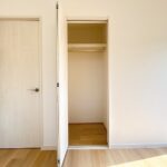 東側洋室　収納