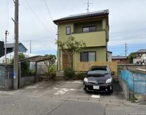 駐車場は2～3台の並列が可能です♪