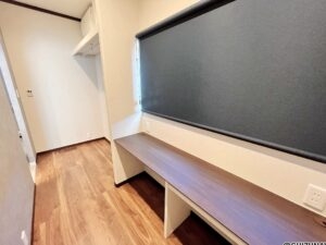 ロールカーテン付きです
