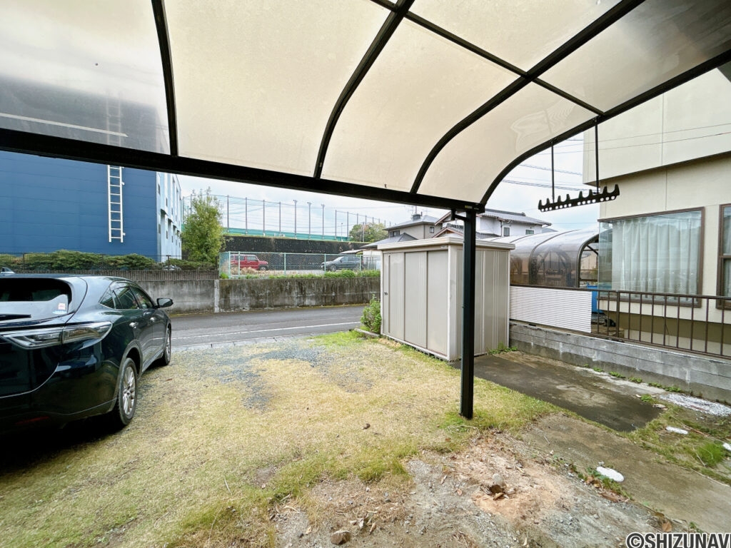 【庭】物置と庇スペースがあります
